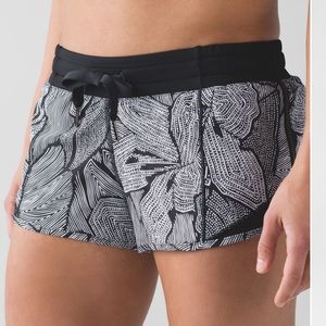 Lululemon Hotty Hot Short Dottie Tribe White Black / Black